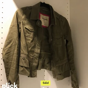 Grön jacka - LÅNAD BILD! Jag köpte denna super fina jackan här på plick, men när jag fick hem den var det helt fel storlek. Jackan är i storlek M i barnstorlekar så den kanske passar en som vanligtvis brukar ha 134-140❤️ Detta hade inte inte tjejen jag köpte den av nämt så därför blev det fel. Annars är det en jättegullig jacka perfekt nu till våren❤️‍🔥