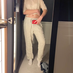 H&M linnebyxor - Linnebyxor från H&M i beige färg. OBS! På bilden är de ostrykna, därav är det skrynkliga. Frakt ingår inte🌙