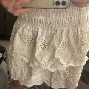 kjol - vit kjol från h&m. passar xs-s. säljer åt en vän <3