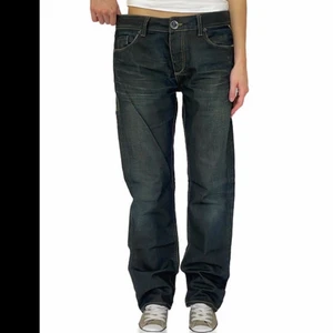 Lågmidjande straight jeans  - Säljer snygga mörkgråa lågmidjande straight jeans från Jack&Jones i storlek 38-40 ish. Jag är 170 cm och de sitter bra i längden :) köpta från Relow, Ps de har gått sönder lite. Fråga för mer info/bilder!