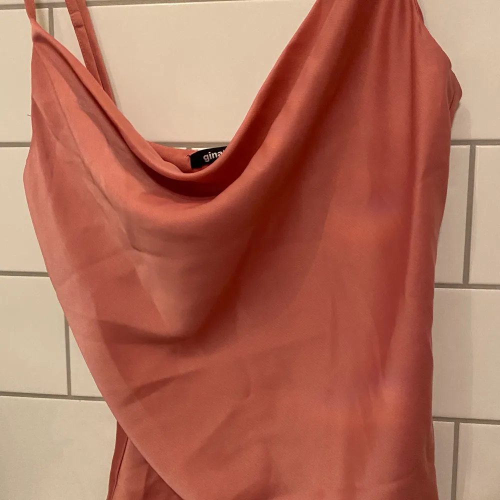 Satin topp från Gina Tricot💖 Justerbara band. Kommer inte till användning längre, då de tyvärr blivit för litet. 💓Super fint på fest och kalas.. Toppar.