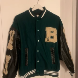 Varsity Jacka gRön - SKITSNYGG! Nypris ca 1000kr mitt pris 400kr👌🏻 köpare står för frakt, pris kan diskuteras