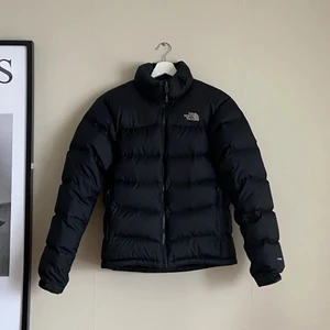 North Face pufferjacka - Säljer min North Face pufferjacka i jättefint skick, strl xs herr. Bär vanligtvis s i damjackor och denna sitter bra på mig. Bara att skriva om ni vill ha fler bilder eller har någon fråga!
