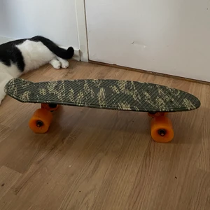 Warp cruiser 22 - En warp pin cruiser som aldrig är använd, fot och katt ingår inte. Fick som present för 300kr men säljer för 50kr. Om nån är intresserad kan jag kolla up hur man shippar, annars kan vi meet up i Uppsala.