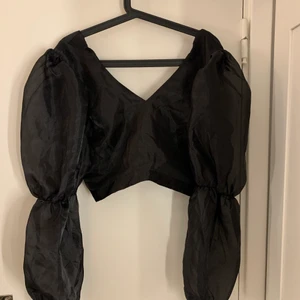 NAKD blus - Säljer denna jättefina blusen från NAKD för den är för liten för mig, så helt oanvänd. Köpt för 300kr tror jag, fick den i present så osäker. Den är i jättefint skick och fin öppen rygg ❤️ 