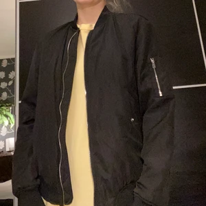 Bomberjacka  - Står M i den men skulle säga mer S