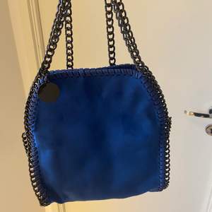 Säljer min Stella McCartney likande väska i en fin blå färg. Väskan är endast använd fåtal gånger💕 pm för frågor och fler bilder!  Kommer med två korta band  och ett långt💋
