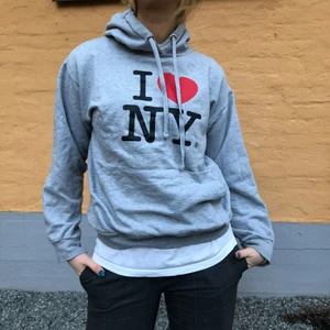 I love new york  - En så cool hoodie från i love new york bra skick förutom slitning på fickan storlek m men skulle uppskattas som en s 