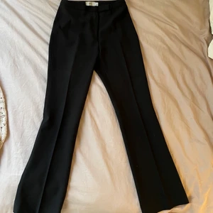 kostymbyxor  - Skit snygga lite utsvängda kostymbyxor från Mango! Svarta med snygga sömmar.💕