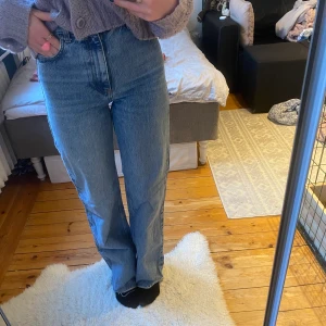 Zara jeans - Snygga zara jeans. Lite slitna längst ner annars i väldigt bra skick. Älskade dessa jeans väldigt länge men dem har tyvärr blivit för små. 