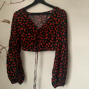 Fin tröja  - Jättesnygg tröja med ros-detaljer! Liten i passformen❤️ man kan även justera framsidan med de två snörena! skriv om ni har några frågor!