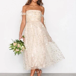 Balklänning storlek 36 - Säljer min vackra balklänning då den var helt för liten för mig. Jättefina detaljer och slutsåld från Nelly. Nypris 400kr 