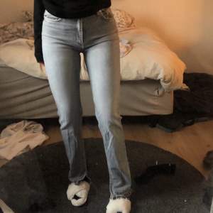 Säljer dessa trendiga jeans med slits från Zara💞 Dom är ljusgrå i storlek 38 men skulle mer säga att dom sitter bra på mig som vanligtvis bär 36:)) köparen står för frakt!! Skriv vid frågor😃