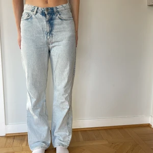 Långa jeans  - Långa ljusa jeans från weekday 