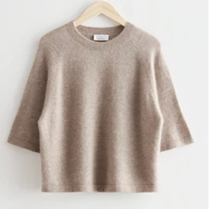 Stickad t-shirt - INTRESSEKOLL! Funderar på att sälja min fina stickade t-shirt fårn & other stories. Om någon kommer till ett bra pris så kan jag tänka mig att sälja den. Tröjan är i Xs men sitter som en S💕Köp direkt för 650❤️