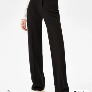 Svarta kostym byxor - Säljer mina kostym byxor från BERSHKA i storlek 36, pga att dom är på gränsen till för korta på mig då jag är 174! Är som i ny skick!