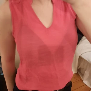 Tunn knallrosa blus - Här har vi en väldigt tunn blus en en riktigt knallrosa färg, färgen på blusen är mer knallrosa än vad det ser ut som på bilden. Det är en perfekt blus att ha en varm sommardag då den som sagt är billigt tunn. Hittade den i garderoben och hade helt glömt bort den så jag säljer den för 40 kr + frakt. Har skrivit 0 kr på frakten på denna annons också då jag inte vet vad frakten kommer att kosta.