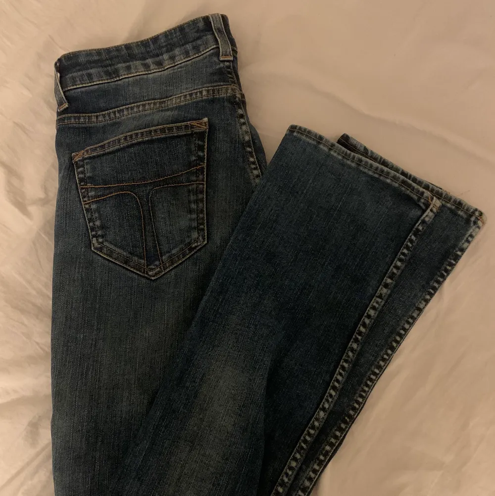 Bootcut jeans från tiger of sweden! Orginalpris ca 1200.  Skriv för o se mer lappar❤️ små på mig som är 170.. Jeans & Byxor.