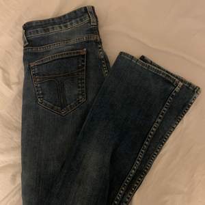 Bootcut jeans från tiger of sweden! Orginalpris ca 1200.  Skriv för o se mer lappar❤️ små på mig som är 170.