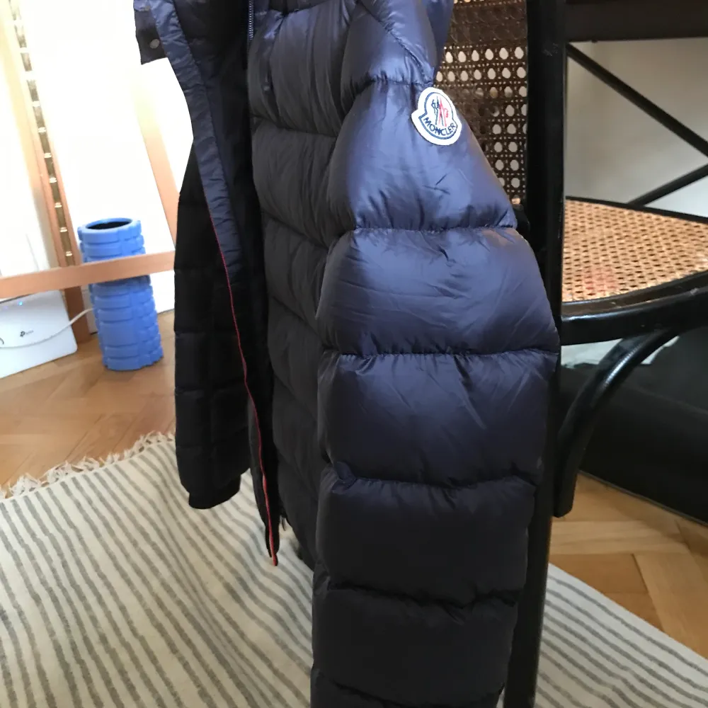 Säljer min moncler jacka , inte säker på vilken storlek men passar mig som är xs ❤️ äkta , och aldrig använd då jag inte gillar modellen så mycket ❤️. Jackor.