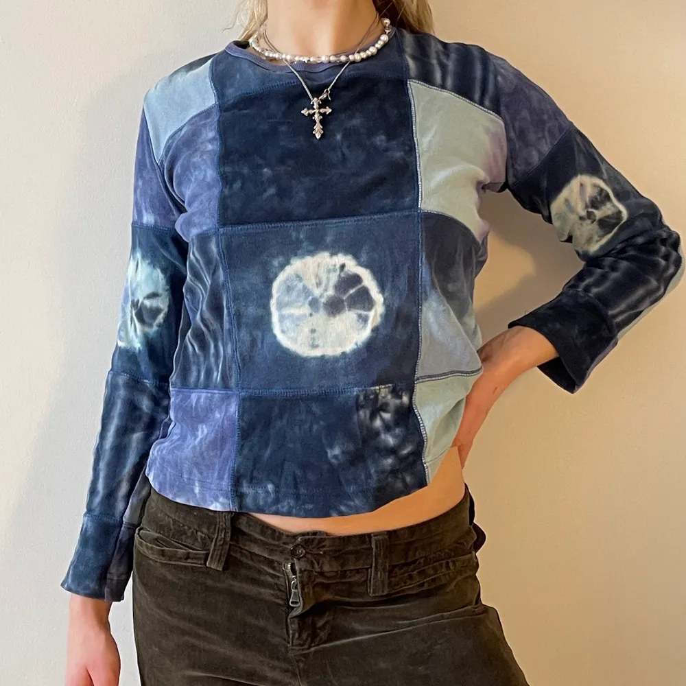 Den här fantastiska tröjan ser ut att vara tagen direkt ur Phoebe Buffays garderob, men icke! Den är tagen ur Samuel Lejons. De blåa färgerna och dess unika tryck är något som påminner om himlen. . T-shirts.