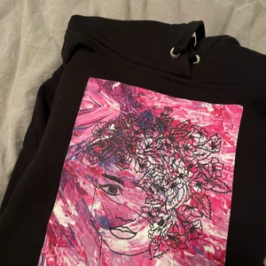 The cool elephant hoodie - Säljer denna fina hoodie från the cool elephant som knappt är använd!💕 Tröjan är i stl S men väldigt liten så passar även mindre! Skriv vid eventuella frågor/bilder!🥰 Om fler är intresserade blir det budgivning. 