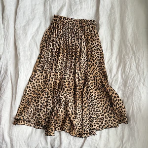 leopardmönstrad plisserad kjol - vill bli av med en hel del, se profilen, pris kan absolut diskuteras! 
