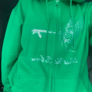Best Yet To Come hoodie - Släjer min fina hoodie då den inte kommer till användning. Denna modell går inte att köpa längre på hemsidan. Budgivningen startar på 350kr eller köp direkt för 500kr💓 Skriv för frågor