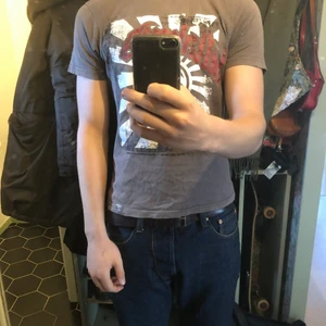 Cool t-shirt från tidigt 2000-tal strl S - Najs t-shirt med ett fett motiv. Tror det är ett surfmärke eller något. Gillar tröjan men den är påtok för liten. Tror att denna tröja passar mycket bättre om du gillar små storlekar eller är dam! Om du skulle vilja se hur den sitter på en dam går det att lösa! Overall fet t-shirt. Du betalar frakt. 