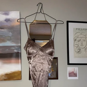 body i skimrande silvrig/lila färg - Jättesnygg body i en skimrande silver/lila färg! Fint skick och i stort sett oanvänd! Skickas mot fraktkostnad eller så möts vi upp i Malmö eller Lund! Storlek S-M 💕