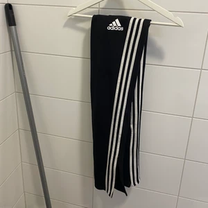 Adidas byxor  - 🖤Byxor från Adidas🖤 ✨Storlek: (sista bilden) passar mig som är 167 cm lång✨  Använt skick, finns en fläck som jag inte får väck:( inget som syns långt ifrån  Frakt tillkommer!