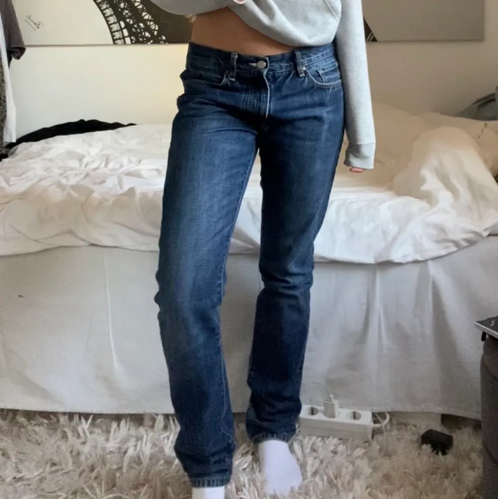 Perfekta lågmidjade jeansen!!, Midjemått: 83cm Innerbenslängd: 83cm. Jeans & Byxor.