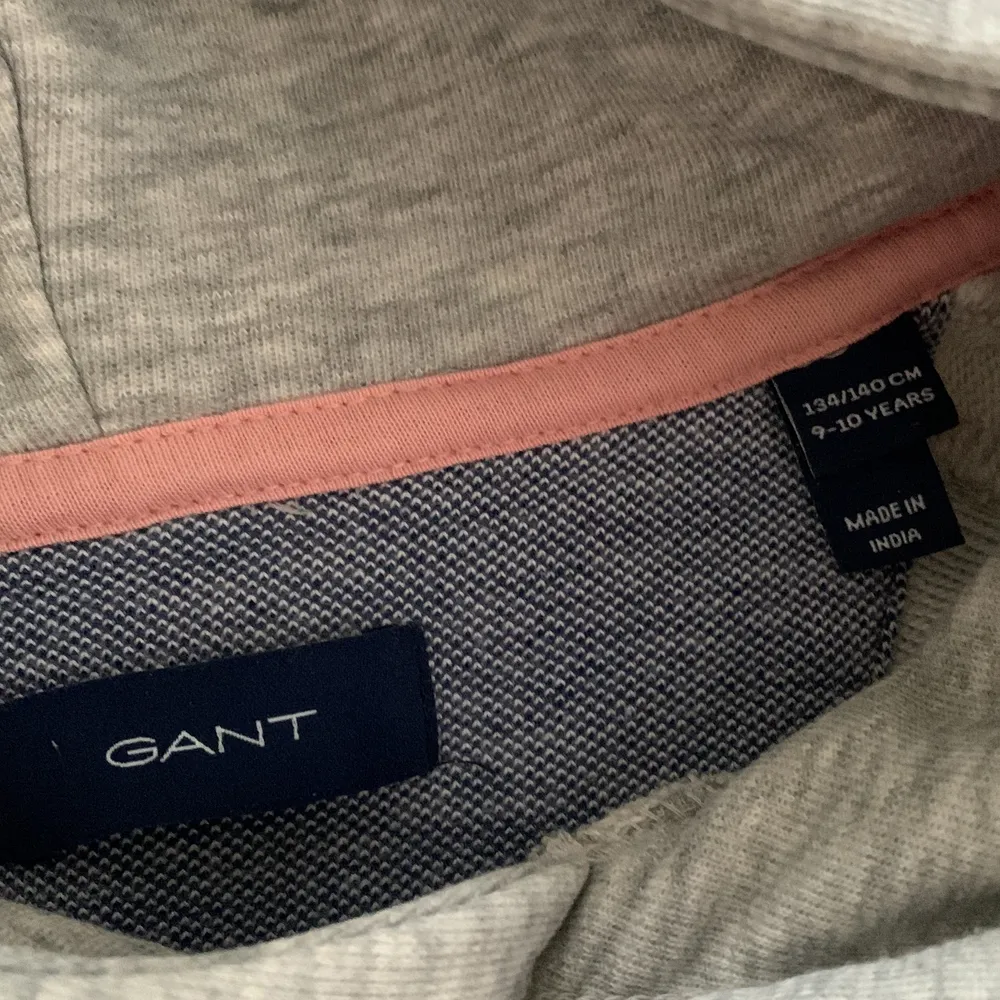 En jätte fin Gant hoodie som är jätte bra Skick!💗 fråga om flera bilder! ( köparen står för frakten )😍. Hoodies.