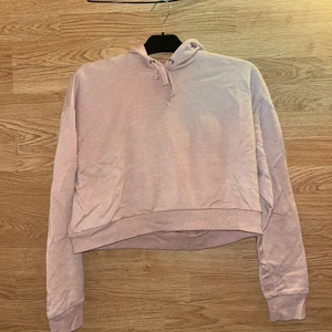 Smutsrosa hoodie - Ljusrosa/ smutsrosa hoodie. Croppad tunn hoodie från HM! Hör av er vid frågor eller fler bilder💕