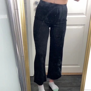 Byxor - Svarta lite utsvängda byxor ifrån boohoo. Bra skick och de säljs för att de har börjat blivit för korta på mig tyvärr ( jag är 165 ). Skriv för mer bilder och info.🖤🖤 Köparen står för frakten🖤