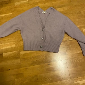 Stickad tröja från hm - Jättefin lila tröja från hm sällan använd💗 