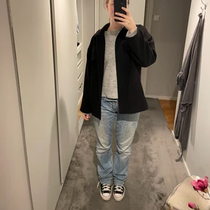 Vårjacka - Svart jacka från NA-KD som jag varit en favorit men har alldeles för många jackor. Storlek 34 men stor i storleken och passar bra på mig som brukar ha 38💗💗 passar till allt