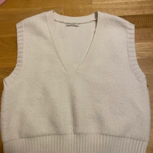 Ginatricot väst - Fin bomulls väst från ginatricot som jag har använt en gång sen jag köpte den. Var inte min stil men köpte den när väster blev trendiga. Den är ocersized men hänger inte direkt över axlarna. Inte jätte lång men täcker magen gott. Fraktar ej men möts up 😊