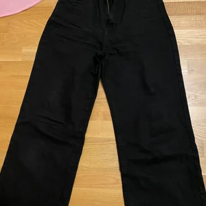 Ginatricot jeans - Fina straight Ginatricot jeans som jag fått Skräddarsydda för att göra dom tightare i midjan men dom är fortfarande ganska stora i låren då byxorna är i storlek 42. Skulle rekommendera dessa om du har en smalare midja och stora lår👍🏼 kommer sätta priset lite högre då jag betalade ganska mycket för att få dom skräddarsydda. Fraktar ej men möts up 😊