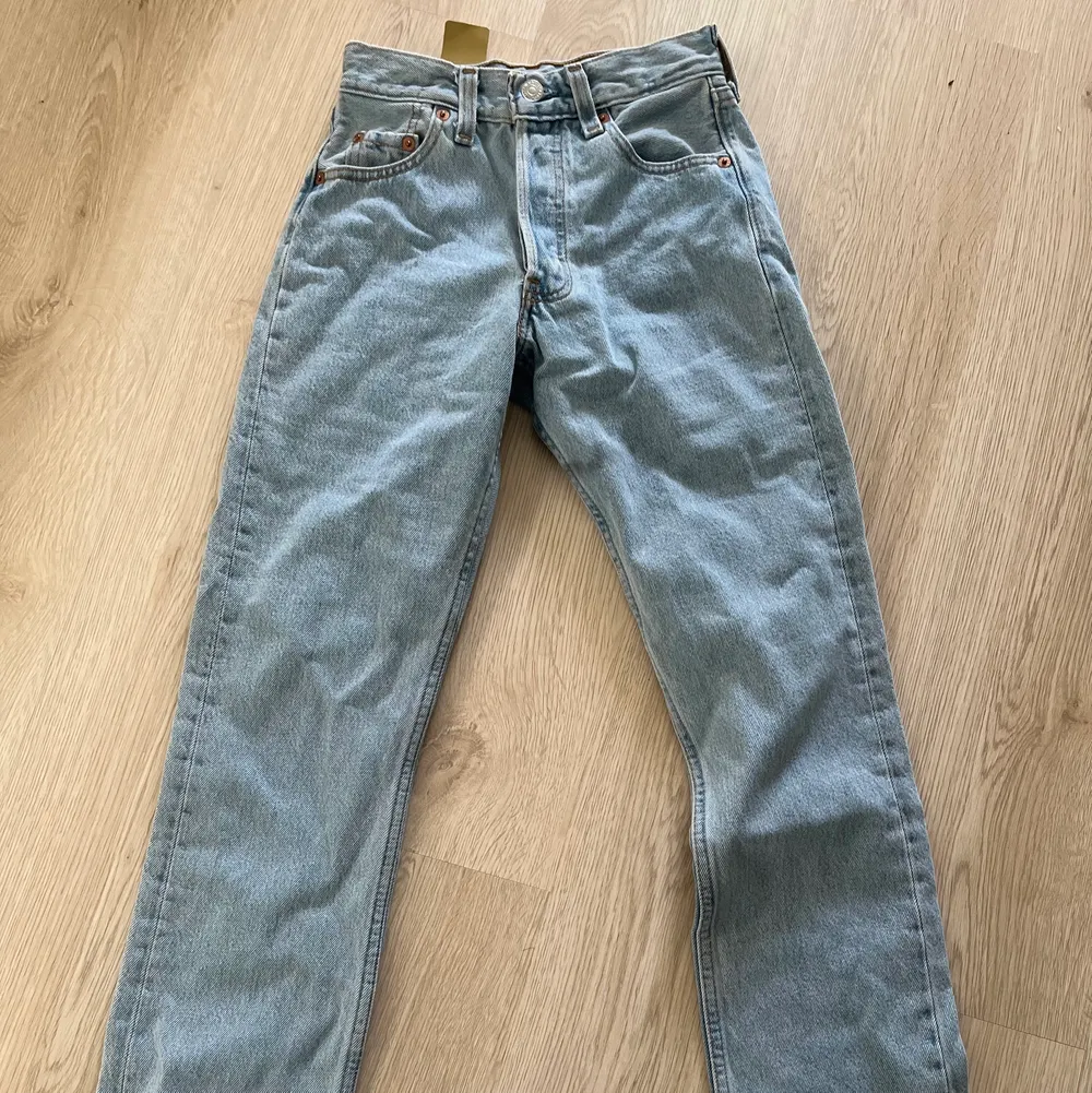 Ljusblåa vintage levis 501 i gamla modellen - strl 24/30. Små i storleken. . Jeans & Byxor.