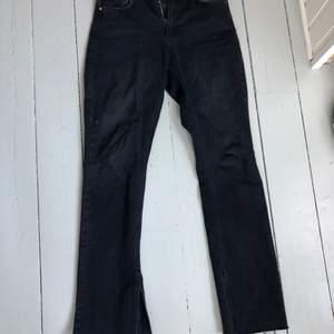 Jeans från Gina tricot i storlek 40. Slits nere vid ankeln se bild 2. Super snygga men tyvärr för stora.