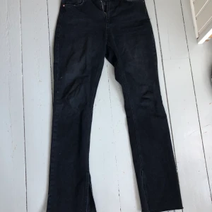 Jeans Gina tricot - Jeans från Gina tricot i storlek 40. Slits nere vid ankeln se bild 2. Super snygga men tyvärr för stora.