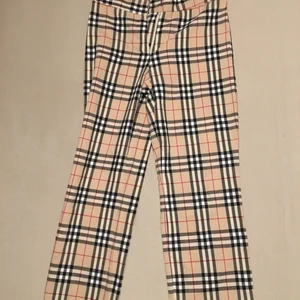 Burberry bukse - Står det er en størrelse M, men mener den passer en størrelse small heller