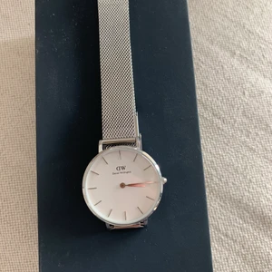 Daniel Wellington klocka - Silvrig Daniel Wellington klocka storlek 28mm. Den är i mycket fint skick, dock är batteriet slut så det behöver bytas❣️