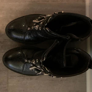BilliBi läderboots  - Skitsnygga boots från Billi Bi Copenhagen, säljer då de tyvärr inte kommer till användning. Storlek 38 (men passar min syrra som har 39). Bekväma med knäppning på sidan i dragkedja. Svarta. De är använda men i mycket bra skick. Köpte för 3 år sedan. Nypris ca 3500kr