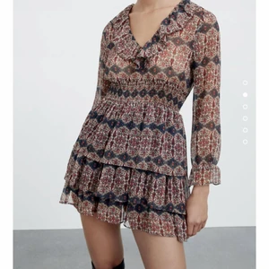 Zara klänning - Zara klänning ny med lappar, M men passar S