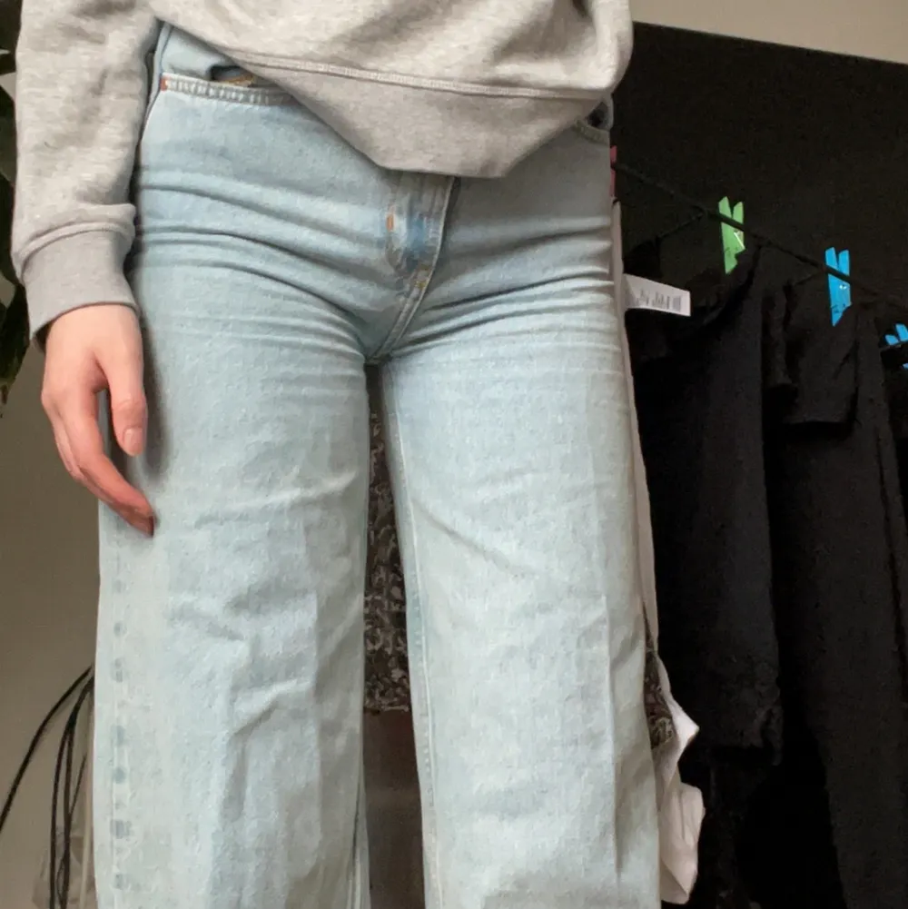 Vida jeans från Bikbok i storlek 24/25🤩😍. Jeans & Byxor.