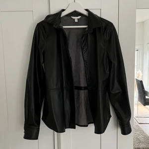 Skinnjacka - Populär tunn skinnjacka, använd fåtal gånger så i bra skick.