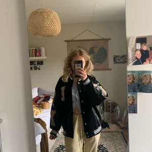 Varsity jacka - Säljer min college/varsity jacka. Köpt förra året men använde den flitigt då. Den är dock fortfarande i fint skick. Den Sitter oversized på mig som i vanliga fall har XS/S. Säljer den för 600kr men kan tänka mig att gå ner i pris vid snabb affär. Köparen står för frakten!   