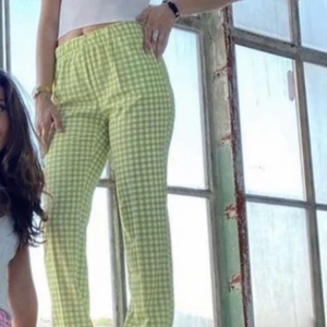 Gröna rutiga byxor - Ett par jättesköna och trendiga byxor, liknande de från design by si!⭐️💚För stora för mig (1,60), därför aldrig använda💚 Storlek M men passar nog både större och mindre beroende på hur man vill att de ska sitta🤩